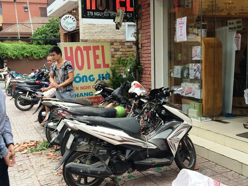 Khoảng 4 xe máy bị hư hỏng sau khi bức tường gạch đổ xuống